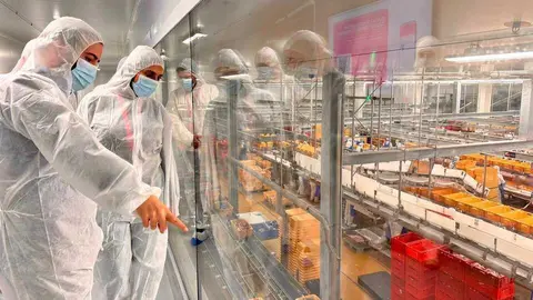 La consejera Sara Rubira en la visita a las instalaciones de la empresa Jisap en el municipio de Lorca. (CARM)