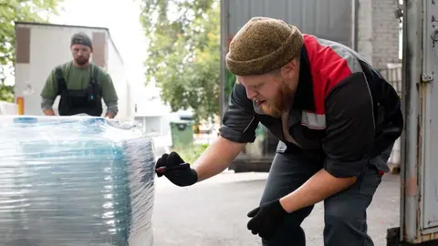 Trabajador en el almac&eacute;n de una empresa. (Freepik)