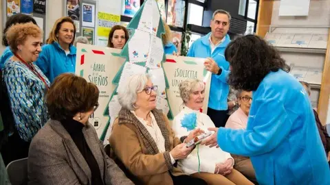 CaixaBank entrega los regalos del programa &lsquo;El &Aacute;rbol de los Sue&ntilde;os&rsquo;&nbsp;a personas mayores. (CaixaBank)