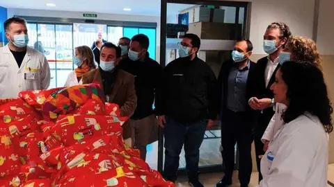 Entrega de los regalos recaudados en la campa&ntilde;a 'Empresas que ilusionan' de ARESME, asociaci&oacute;n RSC de FREMM, en La Arrixaca. (FREMM)