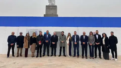El consejero de Fomento e Infraestructuras, Jorge Garc&iacute;a Montoro, en la inauguraci&oacute;n del mural 'Homenaje a la tradici&oacute;n pesquera de Mazarr&oacute;n' y la escultura monumental de la Virgen del Carmen. (CARM)