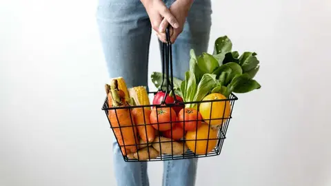 Cesta de la compra alimentaria. (Freepik)