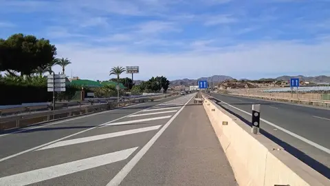 Imagen de la v&iacute;a de servicio de la RM-11, autov&iacute;a que une Lorca con &Aacute;guilas, que se va a remodelar. (CARM)