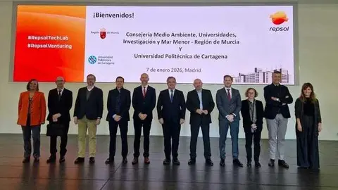 El consejero de Medio Ambiente, Juan Mar&iacute;a V&aacute;zquez, junto a&nbsp;responsables del &lsquo;Technology Lab&rsquo; de Repsol en Madrid. (CARM)