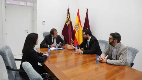 Un momento de la reuni&oacute;n entre AJE Cartagena y la APC. (AJE Cartagena)