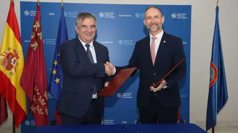El consejero Juan Mar&iacute;a V&aacute;zquez  y el rector de la UPCT, Mathieu Kessler, durante la firma del convenio. (UPCT)