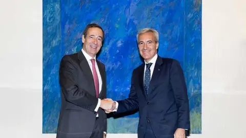 Gonzalo Gort&aacute;zar, consejero delegado de CaixaBank, y Alejandro O&ntilde;oro, consejero delegado de ILUNION, en la firma del acuerdo. (CaixaBank)