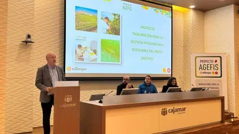 El secretario general de la consejer&iacute;a de Agricultura, Francisco Gonz&aacute;lez Zapater, durante la jornada informativa del proyecto AGEFIS de Ailimpo.&nbsp;(CARM)