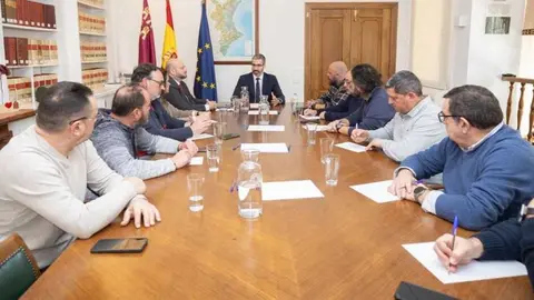 Reuni&oacute;n entre el delegado del Gobierno en la Regi&oacute;n de Murcia, Francisco Lucas, y el comit&eacute; de empresa de Sabic en Cartagena. (Delegaci&oacute;n del Gobierno en la Regi&oacute;n de Murcia)