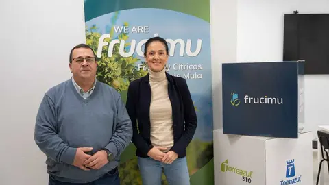 Paco Ruiz (director general de Frucimu) y Gala Garc&iacute;a, nueva subdirectora de la entidad; e instalaciones de la cooperativa.
