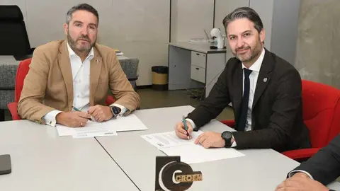 Firma del convenio entre el decano del COITIRM, Miguel &Aacute;ngel Sola, y el presidente de CROEM, Miguel L&oacute;pez Abad. (Fidedigno)