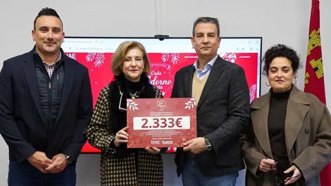Imagen de la entrega de la recaudaci&oacute;n del '&Aacute;rbol Solidario' de ENAE a Astrapace. (ENAE)