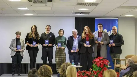 Entrega de las placas de reconocimiento a los nuevos socios. (Ayuntamiento de Murcia)