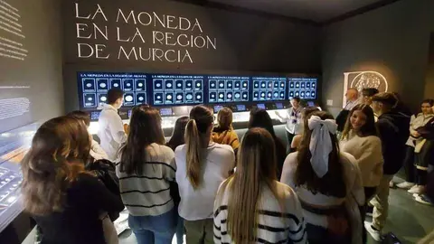 Alumnos durante una de las visitas gestionadas por la red de museos. (CARM)