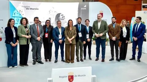 La consejera de Turismo, Carmen Conesa, y los directores generales del &aacute;mbito tur&iacute;stico, con alcaldes de la Regi&oacute;n asistentes a la presentaci&oacute;n de la 'Estrategia 360'. (CARM)