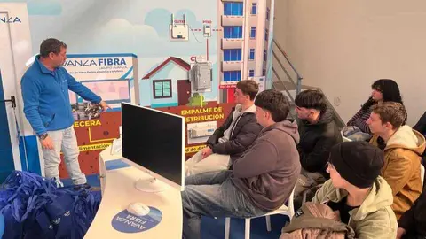Alumnos del IES Alc&aacute;ntara durante las jornadas de 'Promoci&oacute;n de Nuevos Talentos' de Avanza Fibra. (Avanza Fibra)