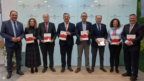 Foto en el acto de recepci&oacute;n de la Memoria del Consejo Social de la Universidad de Murcia 2024. (CARM)