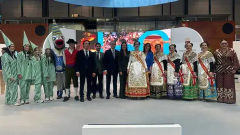 La consejera Carmen Conesa con huertanos y sardineros que presentaron en Fitur la celebraci&oacute;n de su 175 aniversario. (CARM)
