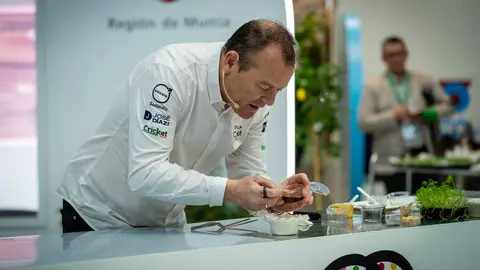 Pablo Gonz&aacute;lez Conejero, durante su demostraci&oacute;n culinaria en el estand de la Regi&oacute;n en Fitur 2026. (CARM)