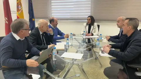 La consejera Sara Rubira se re&uacute;ne con el presidente del Consejo Regulador Quesos de Murcia DOP, Adolfo Falag&aacute;n, y representantes del sector. (CARM)