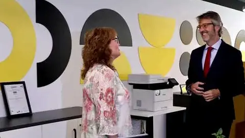 Imagen de archivo del consejero de Econom&iacute;a, Hacienda, Fondos Europeos y Transformaci&oacute;n Digital, Luis Alberto Mar&iacute;n, durante una visita a una de las oficinas de la ATRM. (CARM)