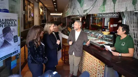 La consejera de Igualdad, Conchita Ruiz, durante su visita al 'Parlamento Andaluz', una de las empresas beneficiarias de las ayudas regionales para implantar planes de igualdad. (CARM)