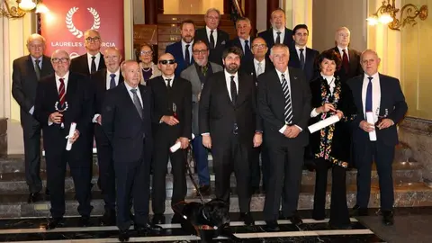 Imagen de familia con los galardonados en los Premios Laureles de Murcia 2025. (Colegio Oficial de Periodistas de la Regi&oacute;n)