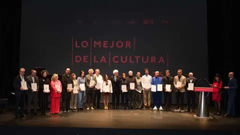 Foto de familia durante la entrega de insignias. (Ayuntamiento de Cartagena)