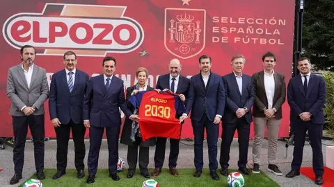 Directivos de la RFEF y de El Pozo Alimentaci&oacute;n, durante la presentaci&oacute;n del acuerdo entre ambas organizaciones.&nbsp;(Grupo Fuertes)