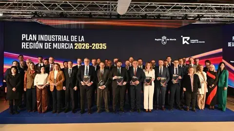 Foto de familia durante la presentaci&oacute;n del Plan Industrial. (CARM)