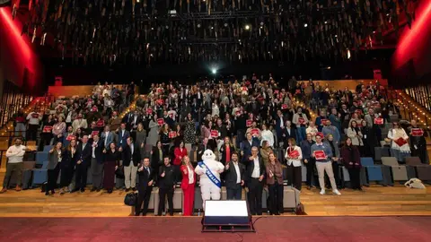 Foto de familia en la entrega de las placas. (CaixaBank)