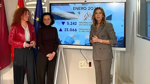 La consejera Marisa L&oacute;pez Arag&oacute;n junto con la secretaria general de la consejer&iacute;a, Ana Losantos, y la directora general del SEF, Pilar Valero, durante la rueda de prensa. (CARM)