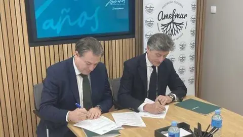Imagen durante la firma de la renovaci&oacute;n del convenio. (Portavoz)