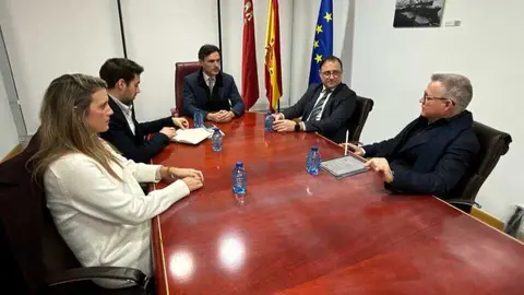El consejero de Fomento, Jorge Garc&iacute;a Montoro, durante la reuni&oacute;n con los presidentes de Frecom y Apirm, Jos&eacute; Hern&aacute;ndez y Jos&eacute; Ram&oacute;n Bl&aacute;zquez, dentro de la ronda de contactos sobre la tramitaci&oacute;n del Anteproyecto de Ley de Vivienda Asequible. (CARM)