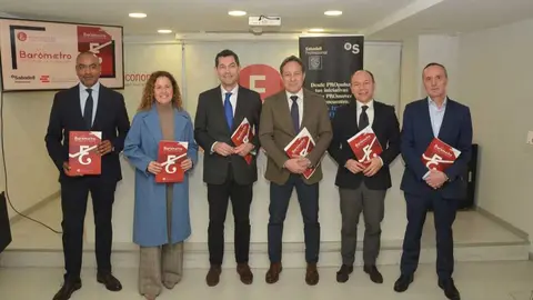 Un momento de la presentaci&oacute;n de la 38&ordf; edici&oacute;n del Bar&oacute;metro del Colegio Oficial de Economistas. (Fidedigno)