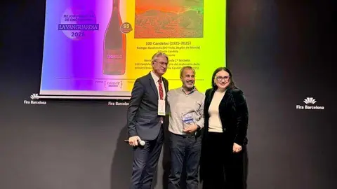 Imagen de la entrega del reconocimiento. (CARM)