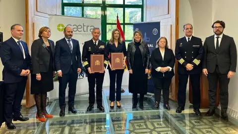 La consejera de Empresa, Marisa L&oacute;pez Arag&oacute;n,&nbsp;y el almirante jefe del Arsenal de Cartagena,&nbsp;Alejandro Cuerda, junto con&nbsp; el resto de autoridades, tras la firma del convenio. (CARM)