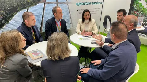 Imagen de la consejera Sara Rubira en una reuni&oacute;n con empresas de tecnolog&iacute;a agr&iacute;cola celebrada en la feria Fruit Log&iacute;stica. (CARM)