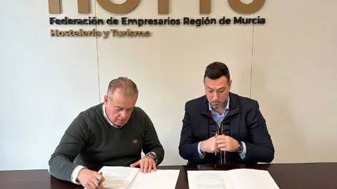 Imagen durante la firma del convenio. (HoyT&uacute;)