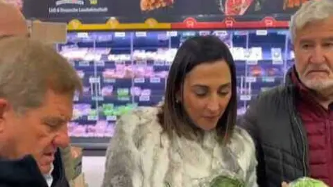 La consejera Sara Rubira visitando un supermercado en Berl&iacute;n junto a representantes de organizaciones del sector agroalimentario regional. (CARM)
