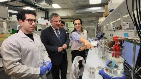 El consejero de Medio Ambiente, Juan Mar&iacute;a V&aacute;zquez, visita junto con la vicerrectora de Investigaci&oacute;n de la UCAM, Estrella N&uacute;&ntilde;ez, el laboratorio UCAM HiTech, donde el equipo de investigaci&oacute;n de la Unidad SENS. (CARM)