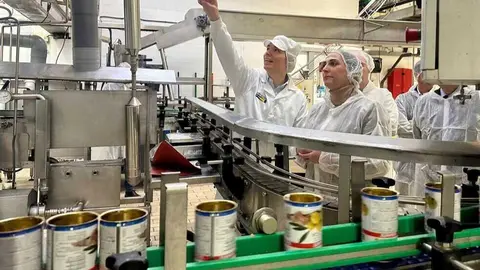 Im&aacute;genes de la consejera Sara Rubira durante la visita a las instalaciones de la empresa Faroliva. (CARM)