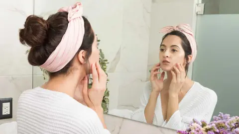 Cuidado personal sin salir de casa: Lo que debes exigir a tu parafarmacia de referencia