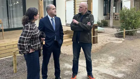 Miguel Mart&iacute;nez, en el centro, en las instalaciones de TA&Iuml;GA Costa C&aacute;lida. (JR Comunicaci&oacute;n y Protocolo)