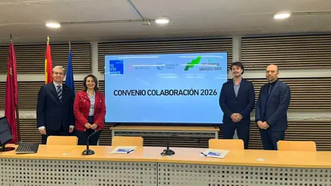 Fotograf&iacute;a durante la firma del acuerdo. (Agencia Weekend)