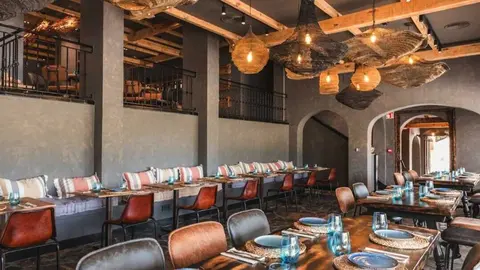 Interior del restaurante Le&ntilde;a & Karbon, ubicado en el resort Ona Las Lomas Village de La Manga. (Interprofit)