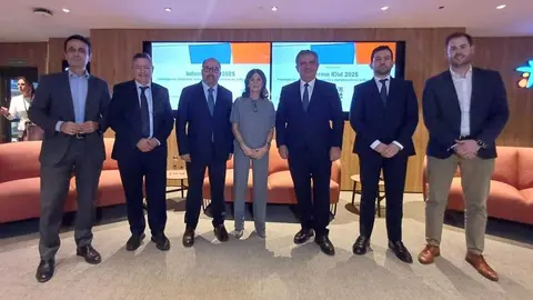 Foto de familia durante la presentaci&oacute;n del informe. (CARM)
