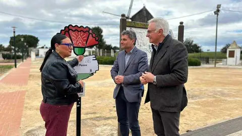 La directora general de Competitividad y Calidad Tur&iacute;sticas, Eva Reverte, con el alcalde de Torre Pacheco, Pedro &Aacute;ngel Roca, junto a la ermita de El Pasico. (CARM)