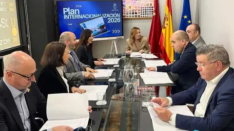 La consejera de Empresa, Marisa L&oacute;pez Arag&oacute;n, explica el nuevo Plan de Internacionalizaci&oacute;n 2026&nbsp;a las C&aacute;maras de Comercio. (CARM)