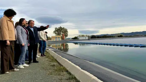 La consejera de Agua, Agricultura, Ganader&iacute;a y Pesca, Sara Rubira, en la balsa de riego de la Comunidad de regantes de Puerto Lumbreras, en la que se han instalado placas solares flotantes. (CARM)